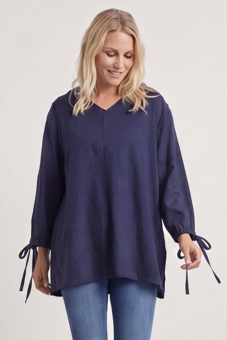 Nulvi V-Neck Linen Top Navy