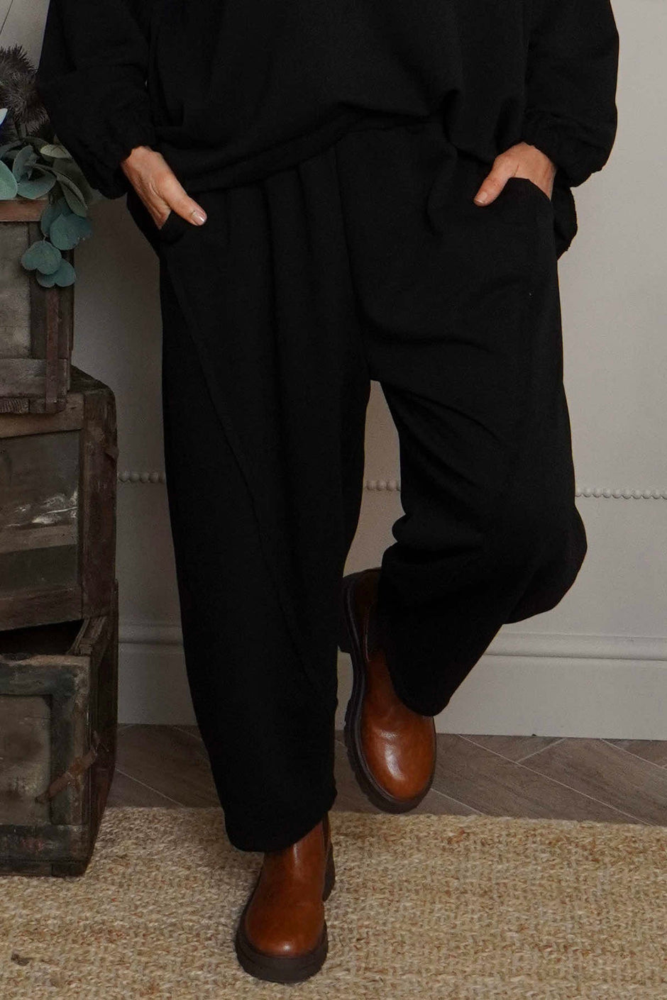 Yasmina Cropped Cotton Trousers Black